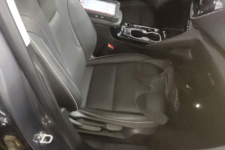 Used Buick Envision 2021 Encore Plus 652T Five-Seat All-Wheel-Drive Luxury Model Right Front Seat