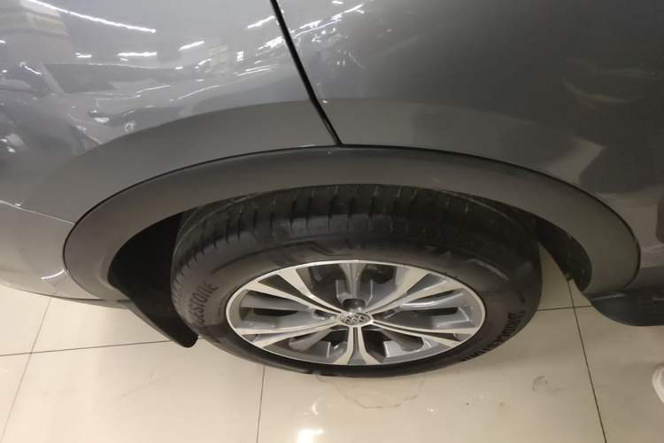 Used Buick Envision 2021 Encore Plus 652T Five-Seat All-Wheel-Drive Luxury Model Right Rear Wheel Hub
