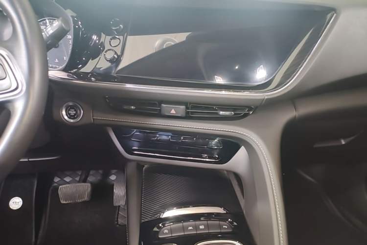 Used Buick Envision 2022 Facelift Encore S 552T Two-Wheel-Drive Luxury Model Audio And AC Panel