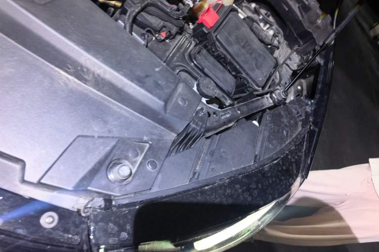Used Buick Envision 2022 Encore Plus 652T Five-Seat All-Wheel-Drive Luxury Model Engine Bay Left