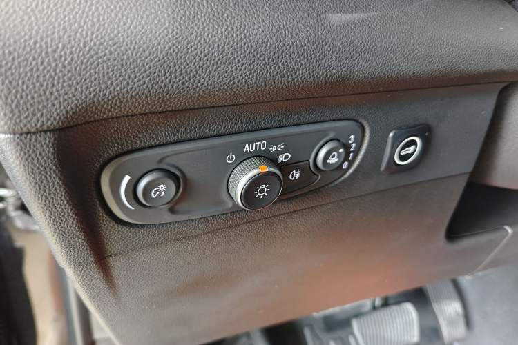 Used Buick Envision 2022 Facelift Encore S 552T Two-Wheel-Drive Luxury Model Interior 3