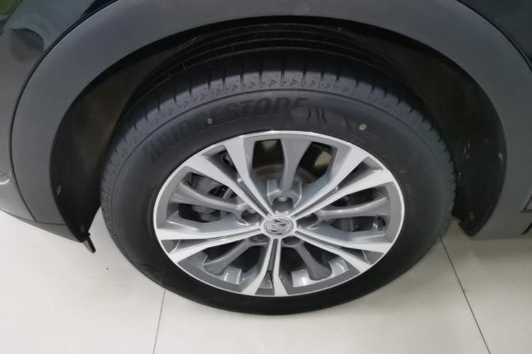Used Buick Envision 2022 Facelift Encore Plus 552T Five-Seat Luxury Model Left Front Wheel Hub