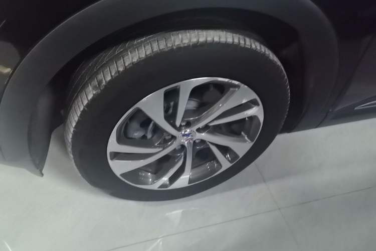 Used Buick Envision 2022 Encore S 552T Two-Wheel-Drive Luxury Model Left Front Wheel Hub
