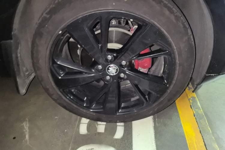 Used Buick Envision 2022 Encore S GS Two-Wheel Drive Smart & Sporty Model Right Front Wheel Hub