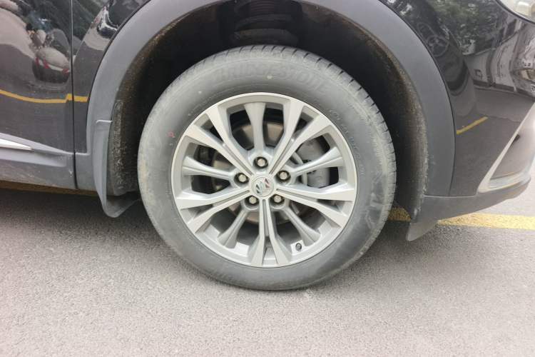 Used Buick Envision 2022 Encore Plus 652T Five-Seat Luxury Model Right Front Wheel Hub