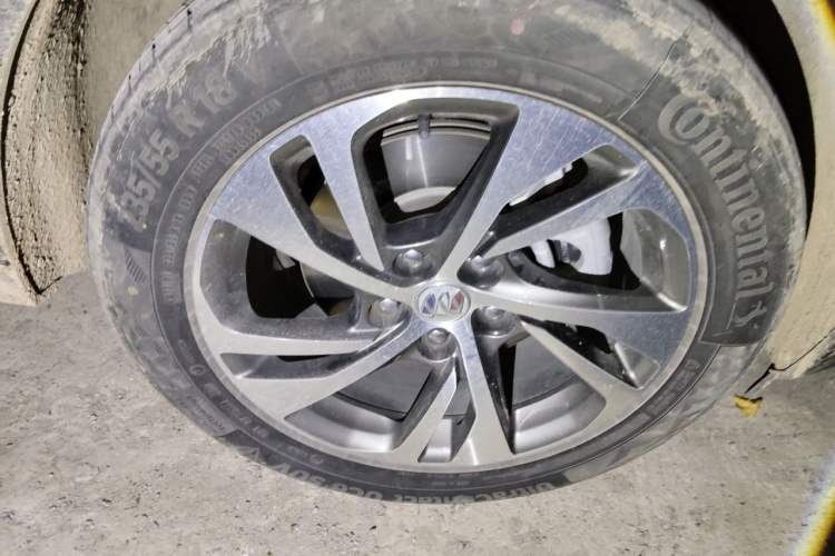 Used Buick Envision 2022 Encore S 552T Two-Wheel-Drive Luxury Model Right Front Wheel Hub