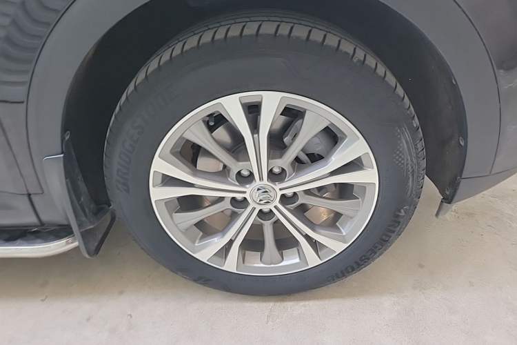 Used Buick Envision 2022 Encore Plus 652T Five-Seat Luxury Model Right Front Wheel Hub