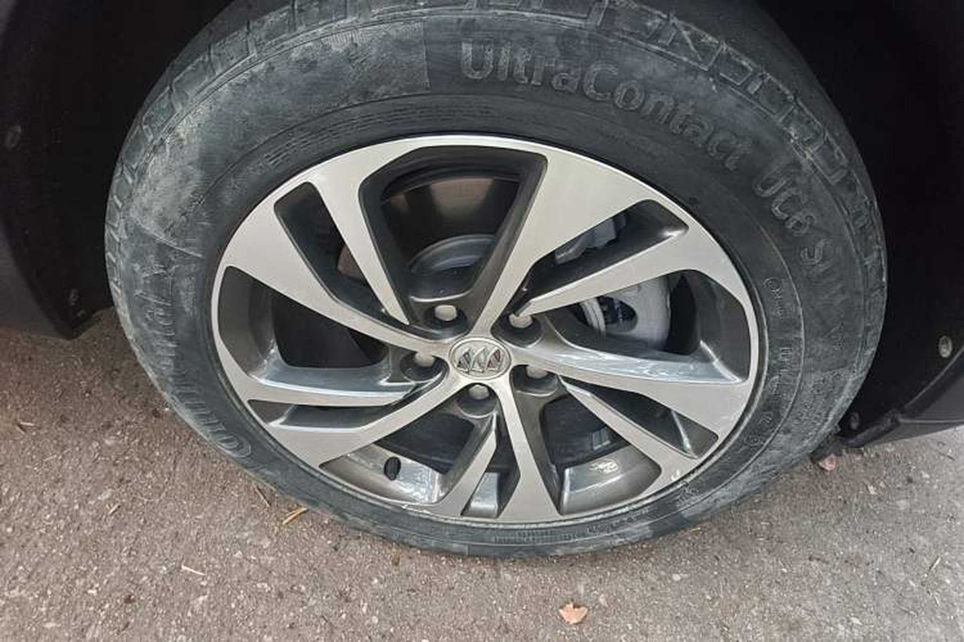 Used Buick Envision 2022 Encore S 552T Two-Wheel-Drive Luxury Model Right Front Wheel Hub