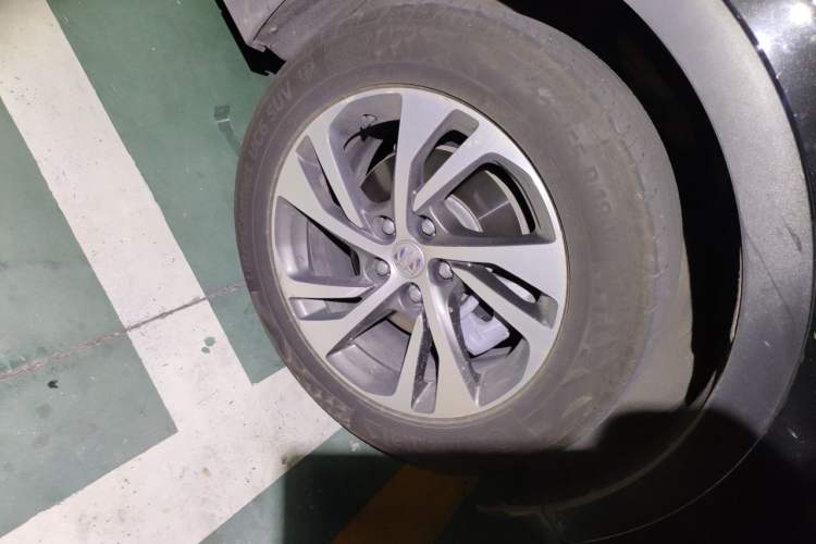 Used Buick Envision 2022 Encore S 552T Two-Wheel-Drive Luxury Model Right Front Wheel Hub