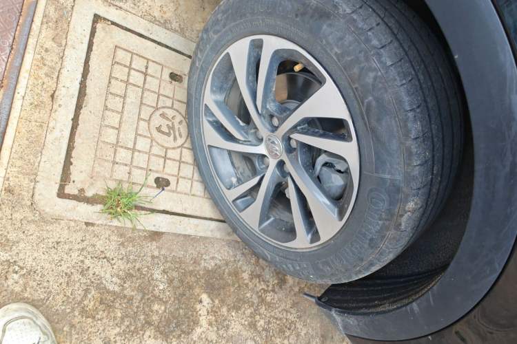 Used Buick Envision 2022 Encore S 652T Two-Wheel-Drive Luxury Model Right Front Wheel Hub