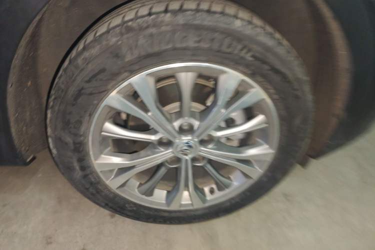 Used Buick Envision 2022 Encore Plus 552T Five-Seat Luxury Model Right Front Wheel Hub