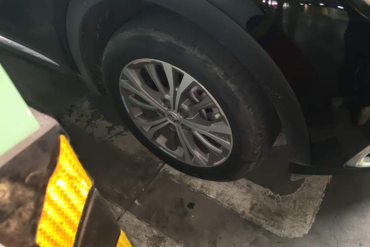 Used Buick Envision 2022 Encore Plus 652T Five-Seat Luxury Model Right Front Wheel Hub