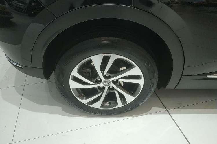 Used Buick Envision 2022 Encore S 652T Two-Wheel-Drive Luxury Model Right Rear Wheel Hub