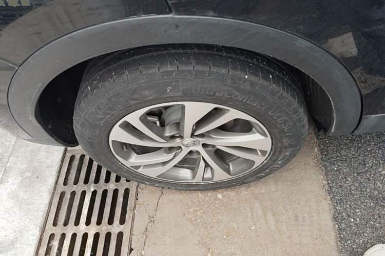 Used Buick Envision 2022 Encore S 552T Two-Wheel-Drive Luxury Model Right Rear Wheel Hub