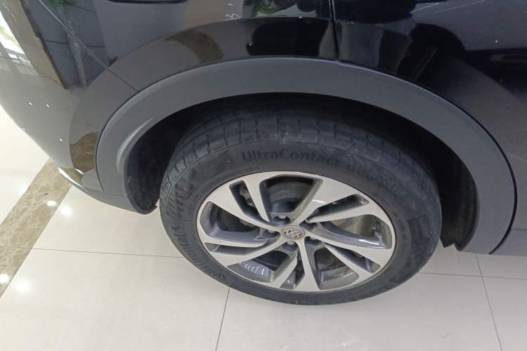 Used Buick Envision 2022 Encore S 552T Two-Wheel-Drive Luxury Model Right Rear Wheel Hub