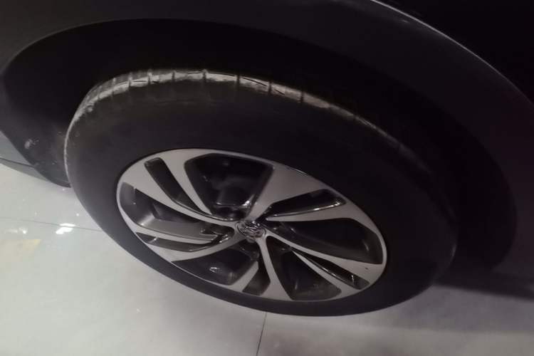 Used Buick Envision 2022 Encore S 552T Two-Wheel-Drive Luxury Model Right Rear Wheel Hub