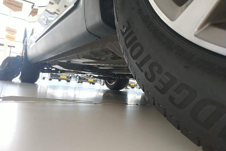 Used Buick Envision 2022 Encore Plus 552T Five-Seat Luxury Model Right Side Sill