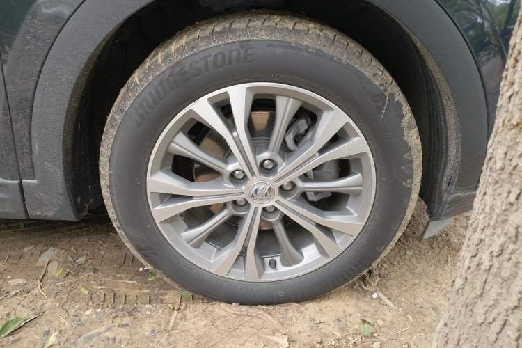 Used Buick Envision 2022 Encore Plus 652T Five-Seat Luxury Model Right Front Wheel Hub