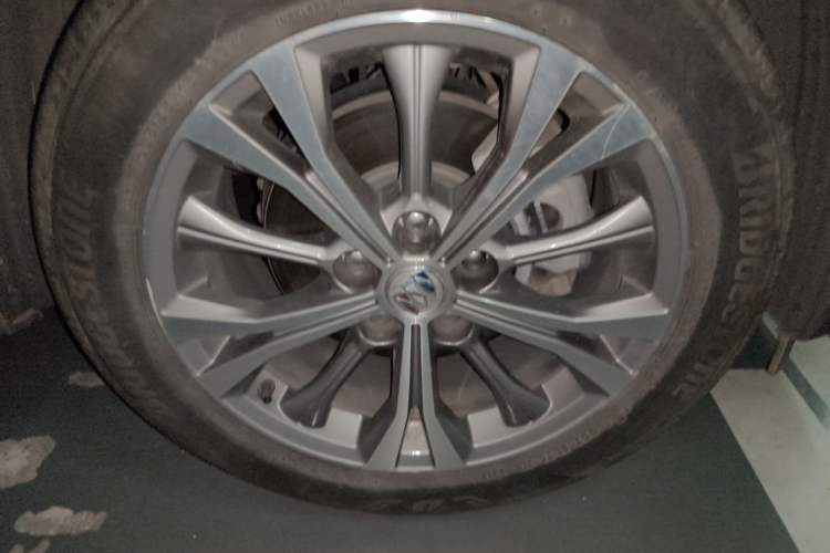 Used Buick Envision 2022 Encore S 652T Two-Wheel-Drive Luxury Model Right Front Wheel Hub