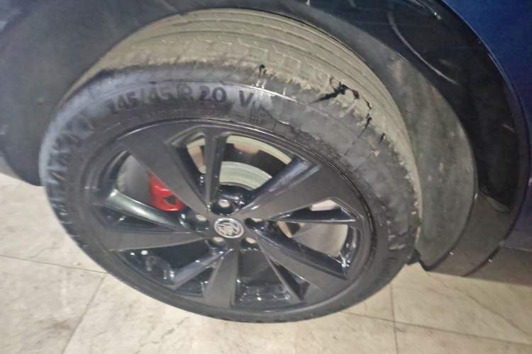 Used Buick Envision 2022 Encore S GS Two-Wheel Drive Smart & Sporty Model Right Rear Wheel Hub
