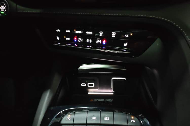 Used Buick Envision 2022 Encore Plus 652T Five-Seat Luxury Model Interior 4