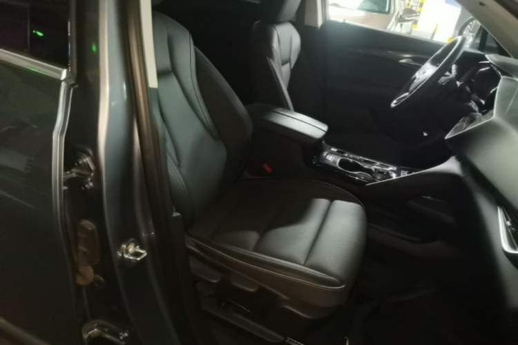 Used Buick Envision 2022 Encore Plus 652T Five-Seat All-Wheel-Drive Luxury Model Right Front Seat