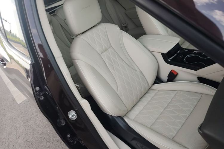Used Buick Envision 2022 Encore S AWD Avenir Right Front Seat
