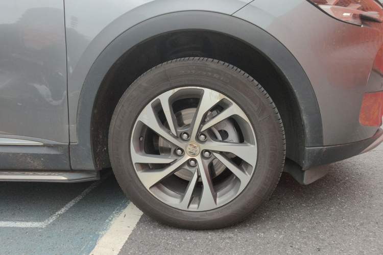 Used Buick Envision 2022 Encore S 552T Two-Wheel-Drive Luxury Model Right Front Wheel Hub