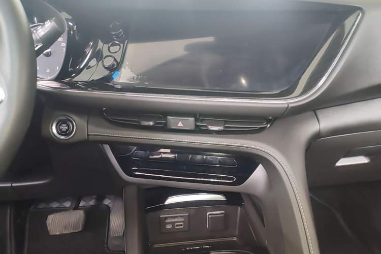 Used Buick Envision 2022 Facelift Encore S 552T Two-Wheel-Drive Luxury Model Audio And AC Panel