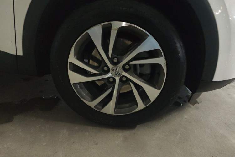 Used Buick Envision 2022 Encore S 552T Two-Wheel-Drive Luxury Model Right Front Wheel Hub