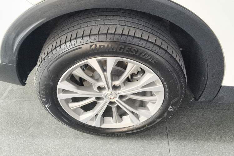 Used Buick Envision 2022 Facelift Encore Plus 552T Five-Seat Luxury Model Right Rear Wheel Hub