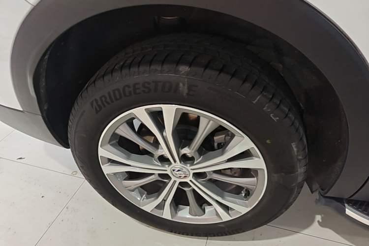 Used Buick Envision 2022 Encore Plus 652T Five-Seat Luxury Model Right Rear Wheel Hub