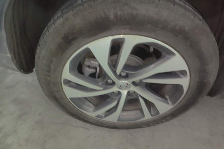 Used Buick Envision 2022 Encore S 652T Two-Wheel-Drive Luxury Model Right Rear Wheel Hub
