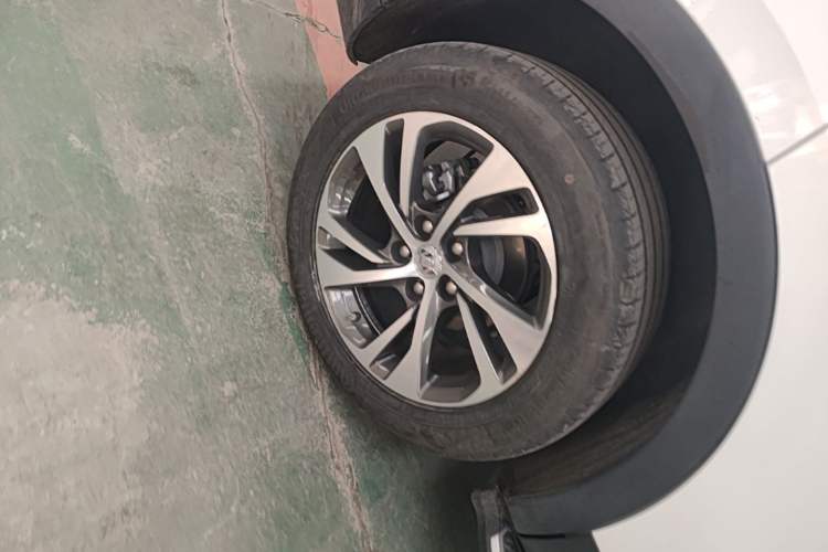 Used Buick Envision 2022 Encore S 552T Two-Wheel-Drive Luxury Model Right Rear Wheel Hub