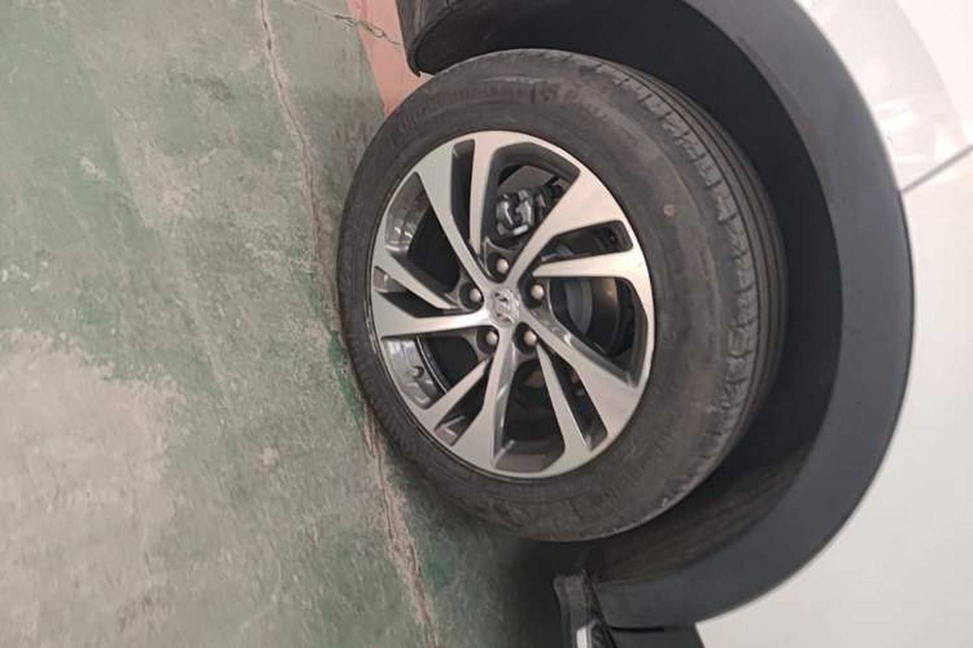 Used Buick Envision 2022 Encore S 552T Two-Wheel-Drive Luxury Model Right Rear Wheel Hub