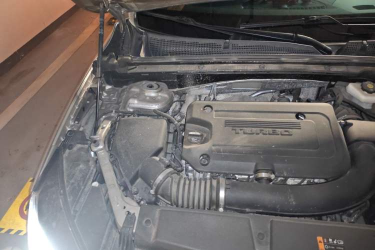 Used Buick Envision 2022 Encore Plus 652T Five-Seat All-Wheel-Drive Luxury Model Engine Bay Right