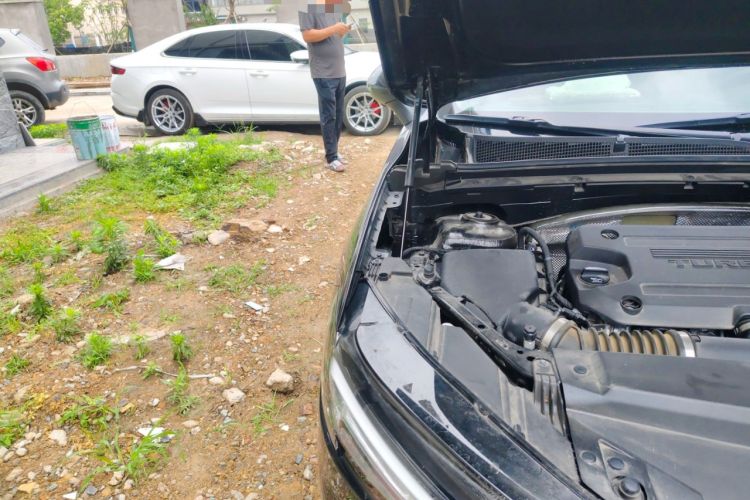 Used Buick Envision 2023 Encore Plus 652T Five-Seat All-Wheel-Drive Luxury Model Engine Bay Right