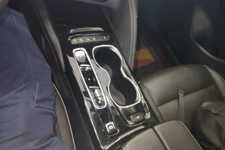 Used Buick Envision 2023 Encore Plus 652T Five-Seat All-Wheel-Drive Luxury Model Gear Lever