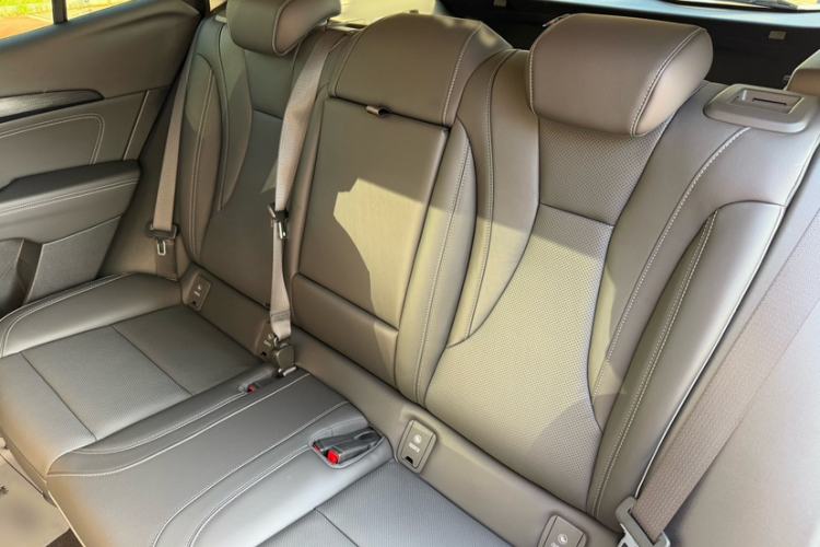 Used Buick Envision 2023 Encore S 652T Two-Wheel-Drive Luxury Model Interior 3