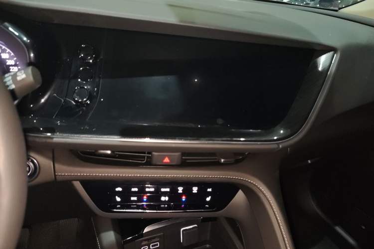 Used Buick Envision 2023 Encore Plus 652T Five-Seat Luxury Model Interior 9