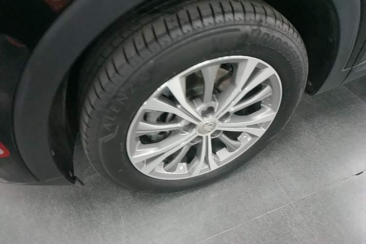 Used Buick Envision 2023 Encore Plus 652T Five-Seat All-Wheel-Drive Luxury Model Left Front Wheel Hub