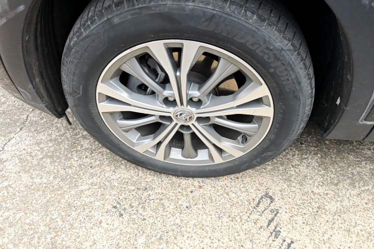 Used Buick Envision 2023 Encore Plus 652T Five-Seat Luxury Model Left Front Wheel Hub