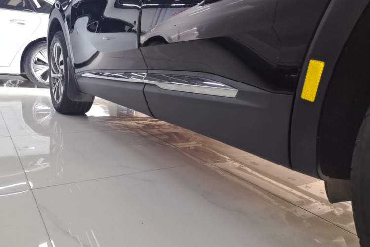 Used Buick Envision 2023 Encore S 652T Two-Wheel-Drive Luxury Model Left Side Sill