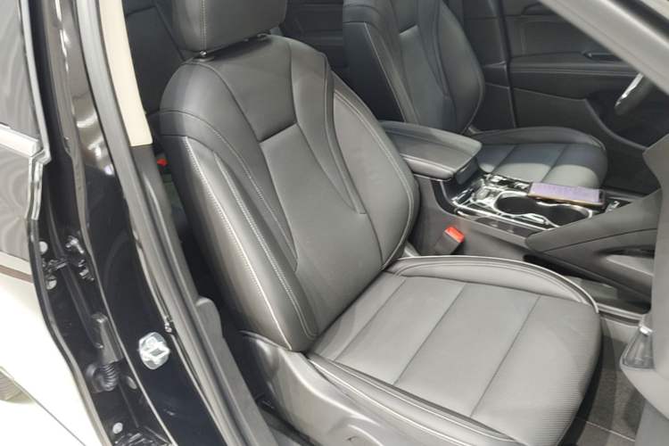 Used Buick Envision 2023 Encore Plus 652T Five-Seat All-Wheel-Drive Luxury Model Right Front Seat