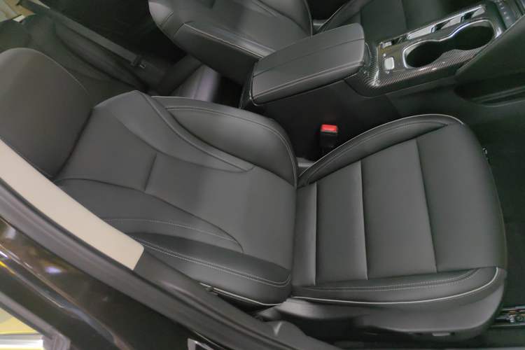 Used Buick Envision 2023 Encore Plus 652T Five-Seat All-Wheel-Drive Luxury Model Right Front Seat