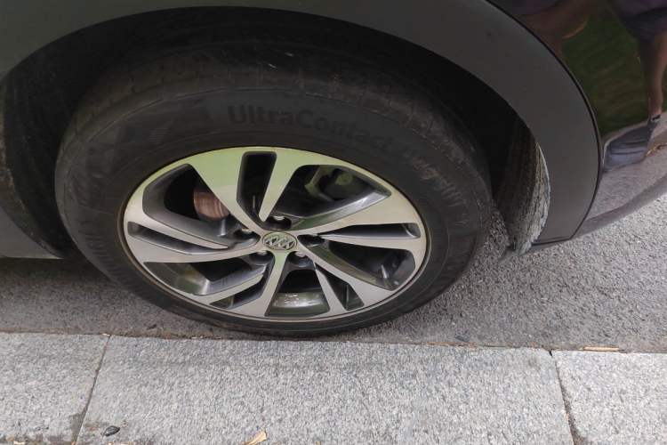 Used Buick Envision 2023 Encore S 652T Two-Wheel-Drive Luxury Model Right Front Wheel Hub