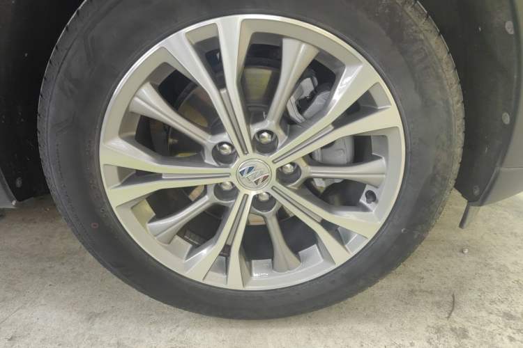 Used Buick Envision 2023 Encore Plus 652T Five-Seat Luxury Model Right Front Wheel Hub