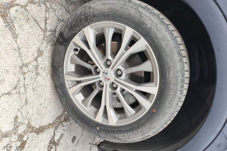 Used Buick Envision 2023 Encore Plus 652T Five-Seat Luxury Model Right Front Wheel Hub