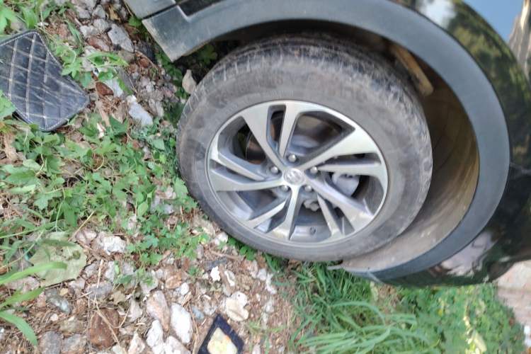 Used Buick Envision 2023 Encore S 652T Two-Wheel-Drive Luxury Model Right Front Wheel Hub