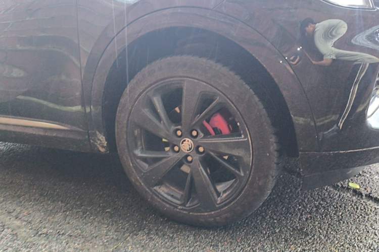 Used Buick Envision 2023 Encore S GS Four-Wheel Drive Sport Model Right Front Wheel Hub